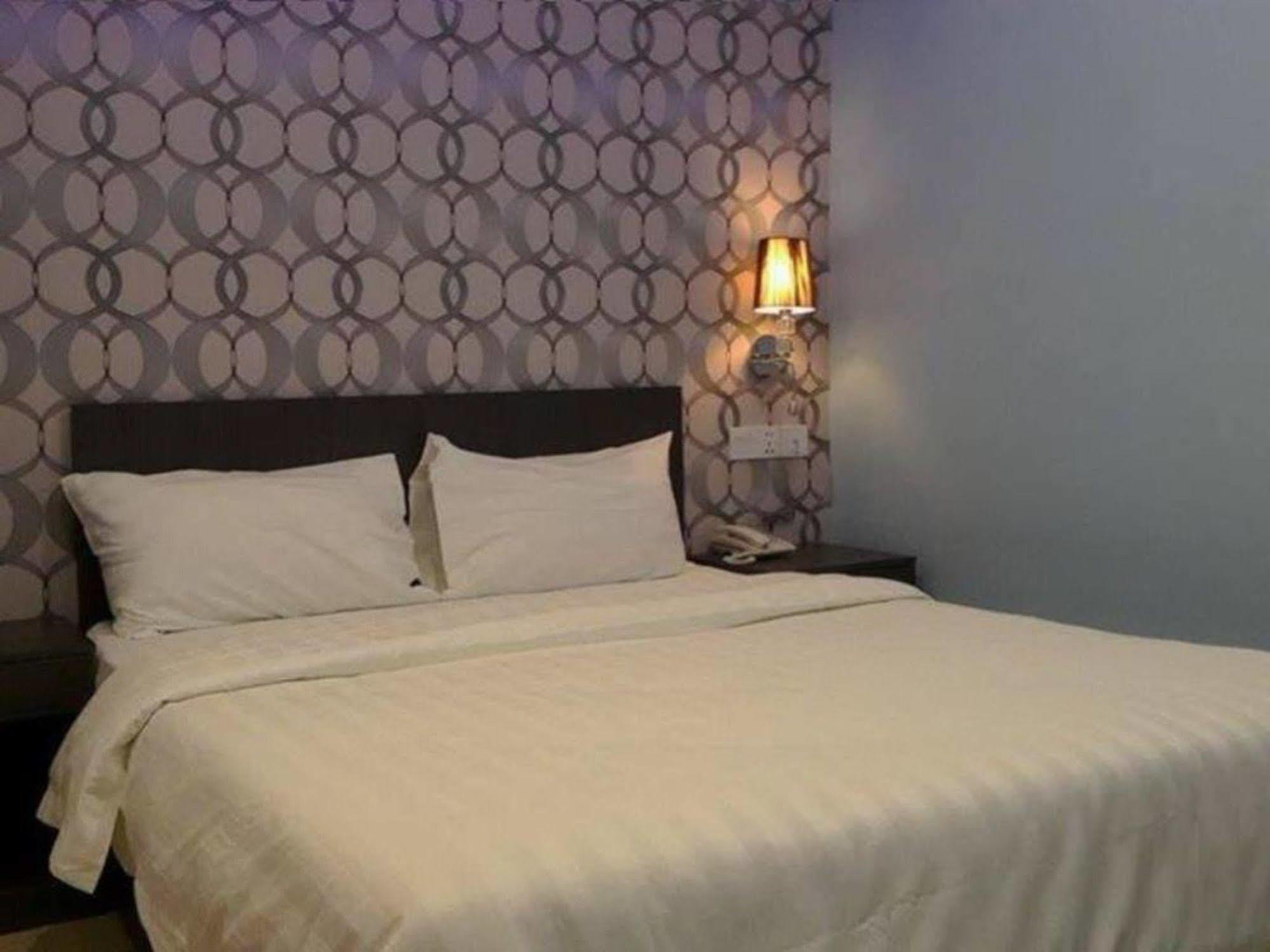 Oyo 176 Hotel Q Inn Petaling Jaya Eksteriør bilde